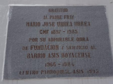 Placa en la parroquia nuestra señora de Guadalupe. Mario Urrea fundador del barrio.