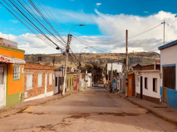 Calle del barrio Asís. Se puede ver el deterioro en el pavimento, enfrenta carencias en infraestructura y mantenimiento público.