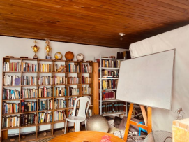 Biblioteca comunitaria, hace parte de la cultura del barrio, pero no tiene la mejor infraestructura.